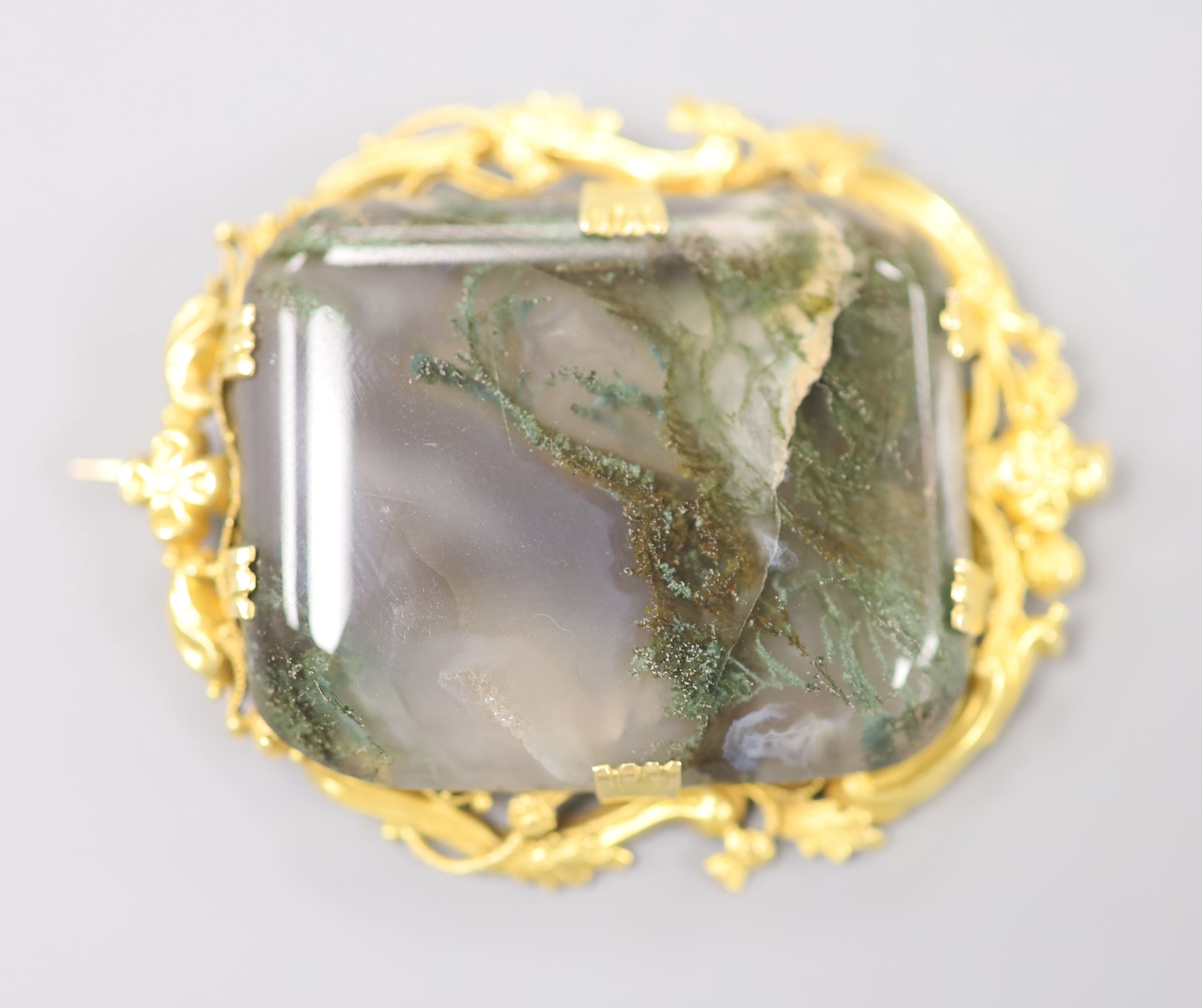 A 19th century yellow metal mounted moss agate brooch, 46mm, gross 12.9 grams.